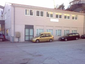Fasaden og parkeringsplass til kontorlokalet
