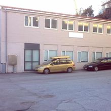 Fasaden og parkeringsplass til kontorlokalet