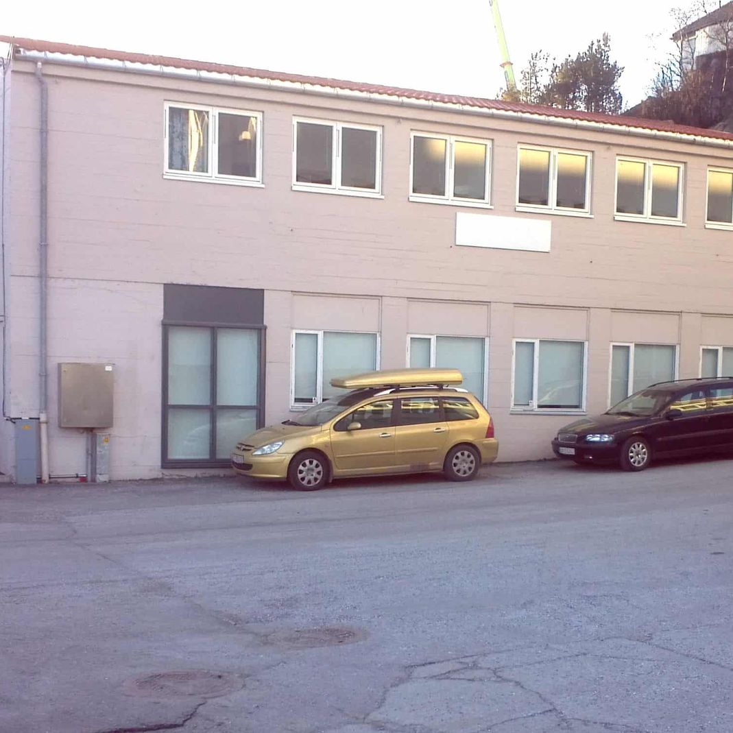 Fasaden og parkeringsplass til kontorlokalet